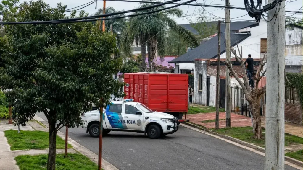 El camión rojo secuestrado. No se sabe quién es el chofer.