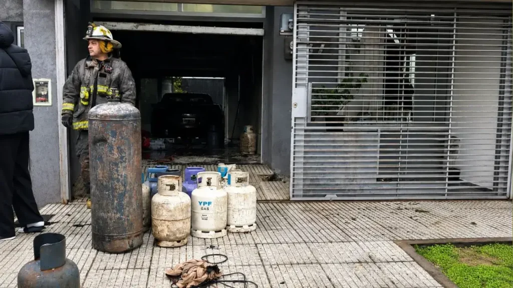 Los Bomberos Voluntarios de Morón tuvieron que actuar de inmediato y contener primero el fuego, y luego poner a resguardo las garrafas pequeñas