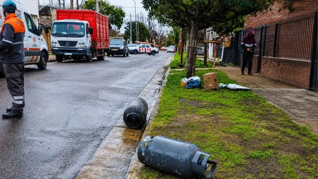 Tras la explosión, garrafas esparcidas por las veredas de los vecinos. No voló el barrio de casualidad.