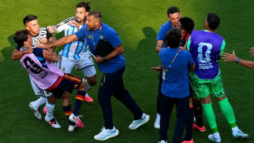 Paredes es investigado por "agresión" y "conducta antideportiva" (Foto: Reuters/James Lang)