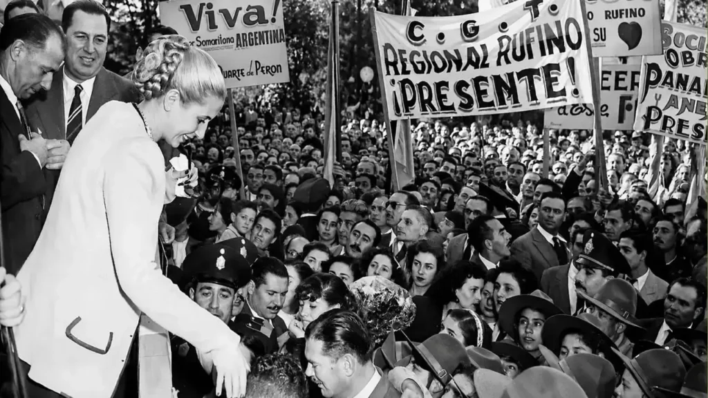 Eva Perón en el palco durante un acto de trabajadores