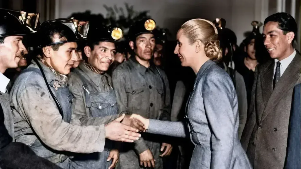Eva Perón con mineros, ensuciándose las manos, repartiendo dignidad