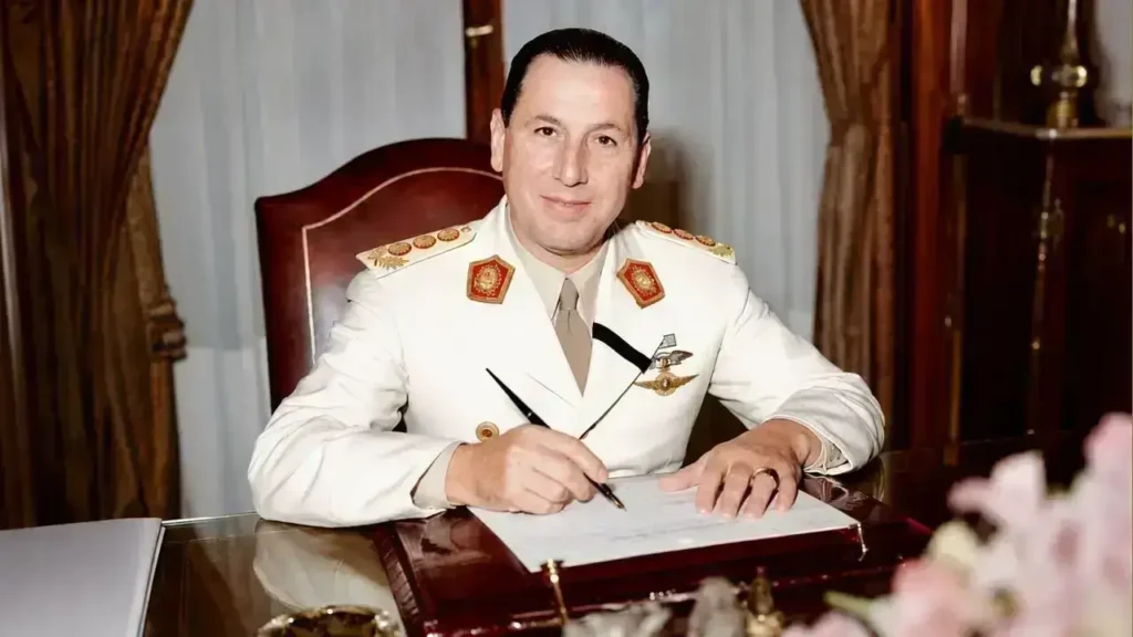 Un joven Juan Domingo Perón de 48 años en la Secretaría de Trabajo y Previsión