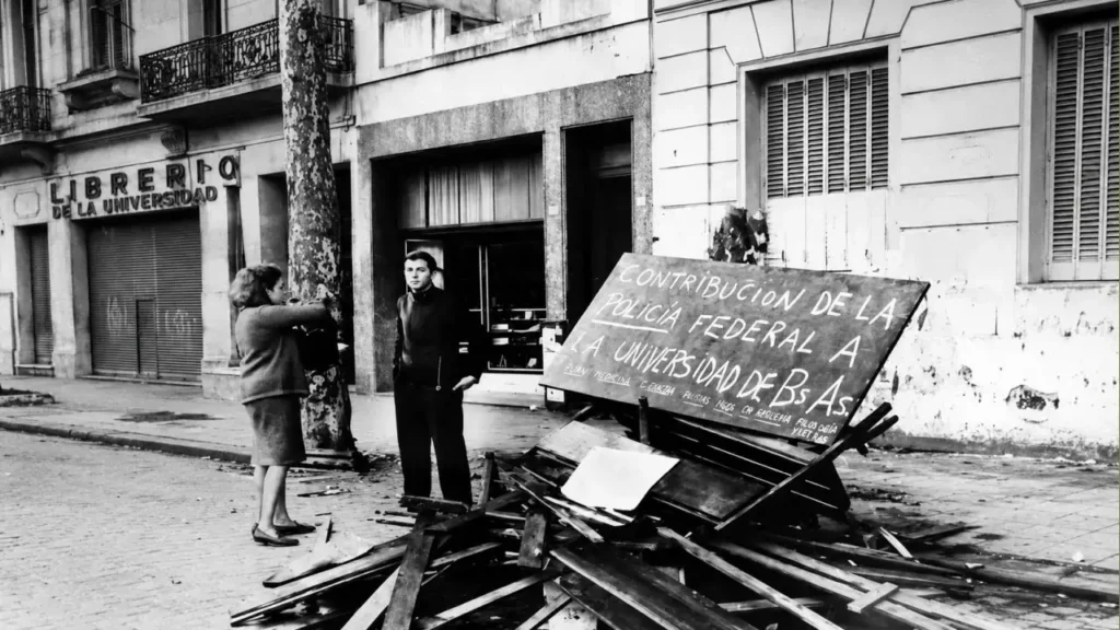 Al observar la imagen se distingue claramente el cartel del local: "LIBRERÍA DE LA UNIVERSIDAD". Esa librería funcionaba sobre la calle Perú, muy cerca de la Manzana de las Luces, donde en 1966 tenía su sede la Facultad de Ciencias Exactas y Naturales de la UBA, en Perú 222. Ese fue el principal escenario de la Noche de los Bastones Largos.