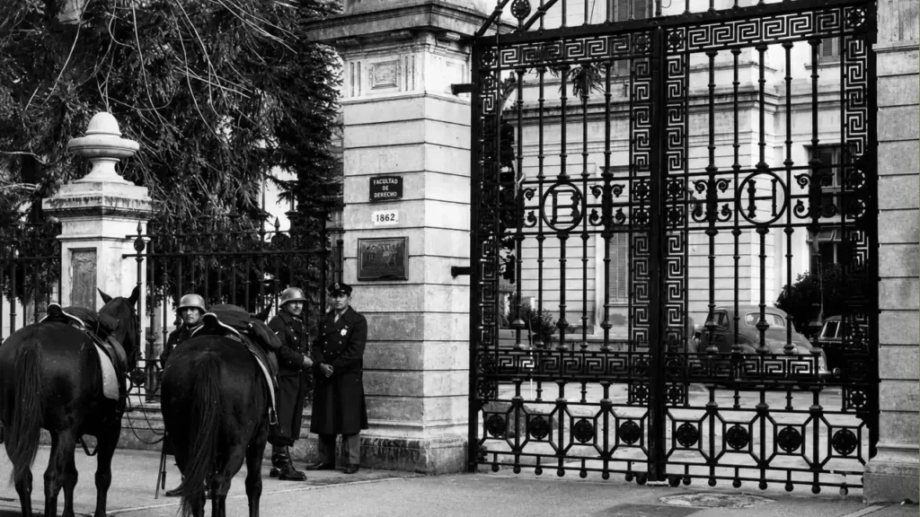 La Policía montada custodiando que nadie entre y salga de la Facultad de Derecho de La Plata