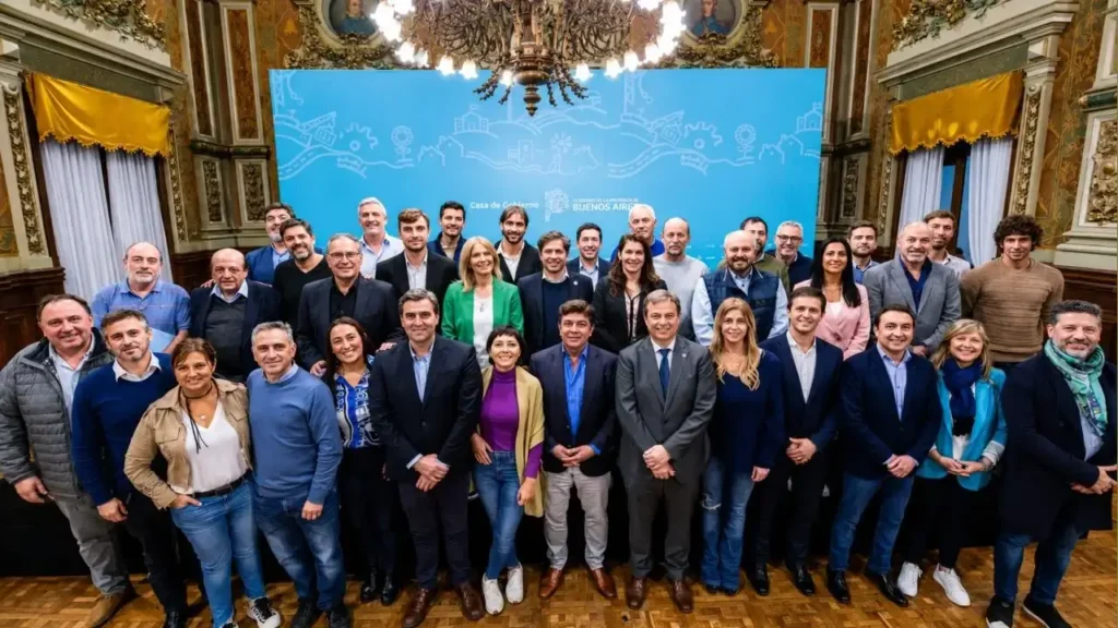 El Gobernador Axel Kicillof ya se reunió varias veces en la Casa de Gobierno Bonaerense con los intendentes para ratificar su promesa: habrá reelección indefinida. Pero los votos no están. ¿Cómo lo hará?