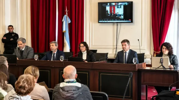 Karina Yabor, presidenta del tribunal, lee el veredicto junto a los jueces Ricardo Basílico y Andrés Basso