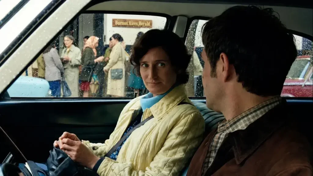 La película también reconstruye el modo en que Astiz logró ganarse la confianza de integrantes del grupo, entre ellas la monja francesa Alice Domon, interpretada por Camille Cottin