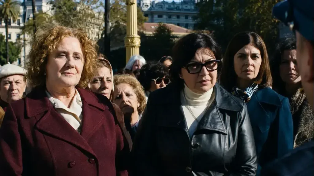 Verónica Llinás interpreta a Azucena Villaflor y Peter Lanzani encarna a Alfredo Astiz en una película que reconstruye el origen de las Madres de Plaza de Mayo desde dos perspectivas opuestas