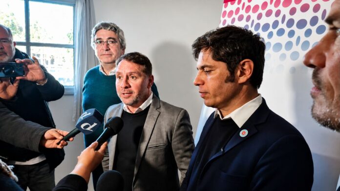 El intendente de Ituzaingó, Pablo Descalzo, junto al Gobernador Axel Kicillof, durante un ronda más de negocios entre PyMES