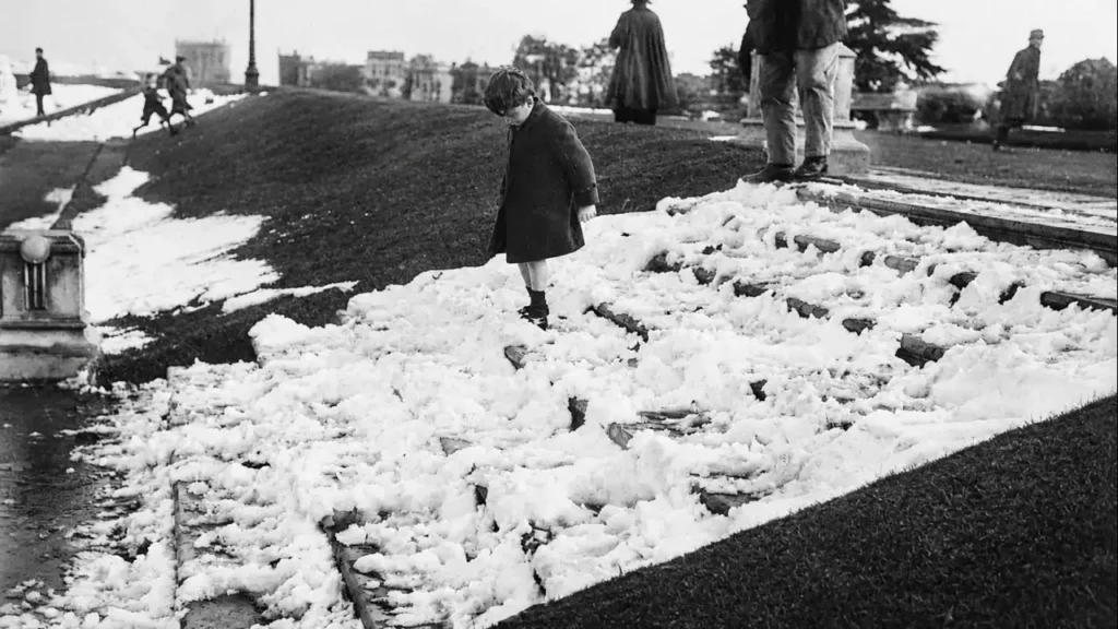 Sorpresa para el niño que baja los escalones mirando la nieve