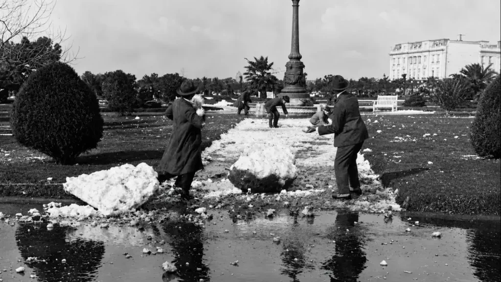 La gente juega con la nieve y soporta el frío que más seco. También ocurrió en 1928.