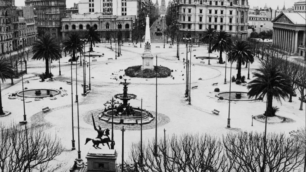 En la portada se ve la foto tratada y llevada a color para darle más atractivo. Pero esta es la foto original de principios del Siglo XX. Fue una sopresa absoluto y el frío demoledor. Primero porque la calefacción era muy poca y segundo porque se dio pegada al Río de La Plata.