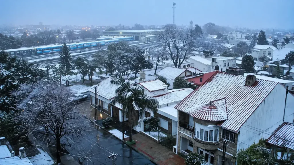 También quizás aparentó mayor nieve por los tejados rojos y el contraste con el blanco