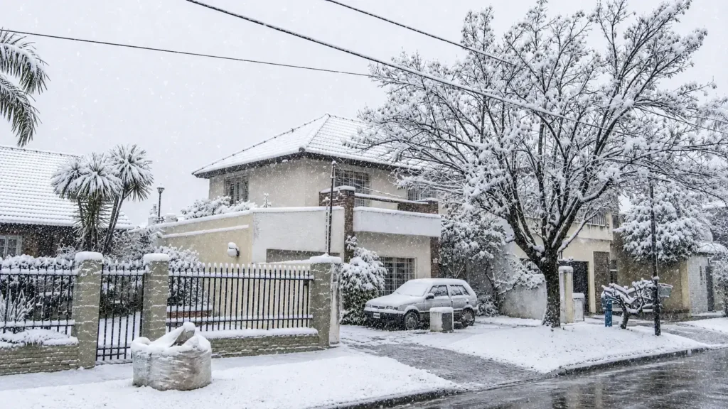La nieve callo por demás en aceras, sobre los autos, sobre los techos