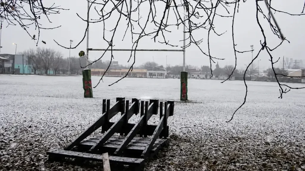 La Burra de Matreros en un extremo del campo de juego, para que los jugadores practiquen el pack, bajo la nieve, como todo el resto de la cancha