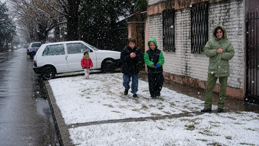 Las familias salían a la vereda a jugar en la nieve