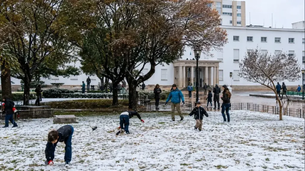 La gente ya sin miedo comenzó a salir, a disfrutar, a ver algo increíble: nevar en Morón