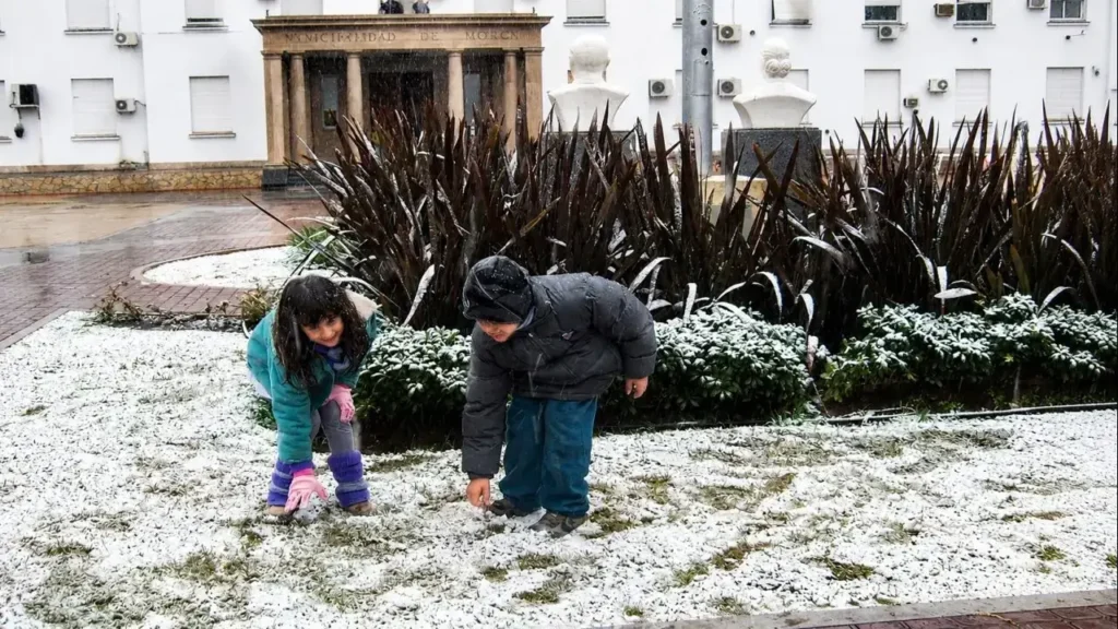 Y por supuesto, jugar con la nieve, con esa naturaleza que se nos presenta de varias formas pero nunca en Morón como nieve