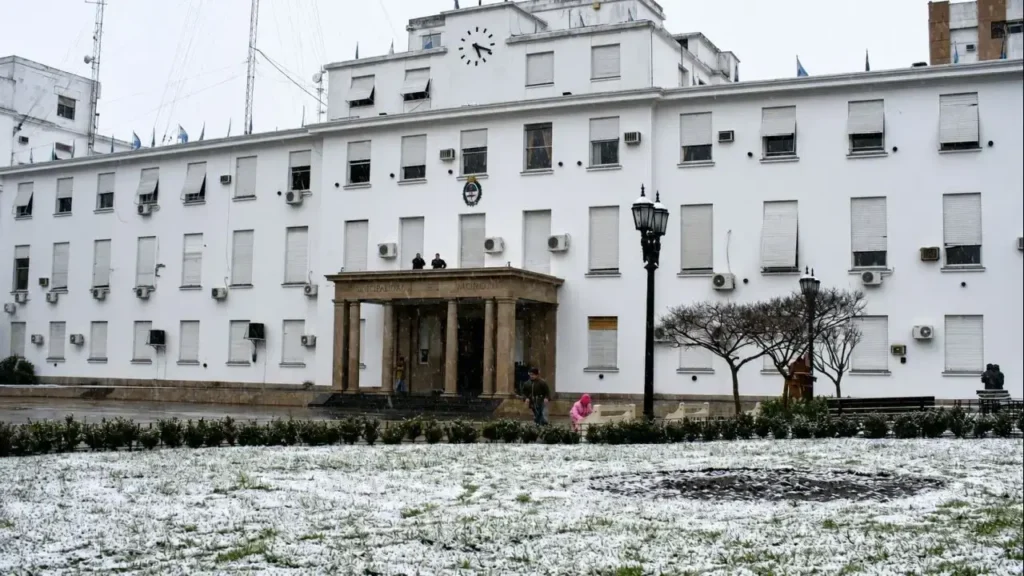 La Municipalidad de Morón durante el día con poca gente. Eran horas bien tempranas. Luego se iría juntando la gente para jugar con la nieve.