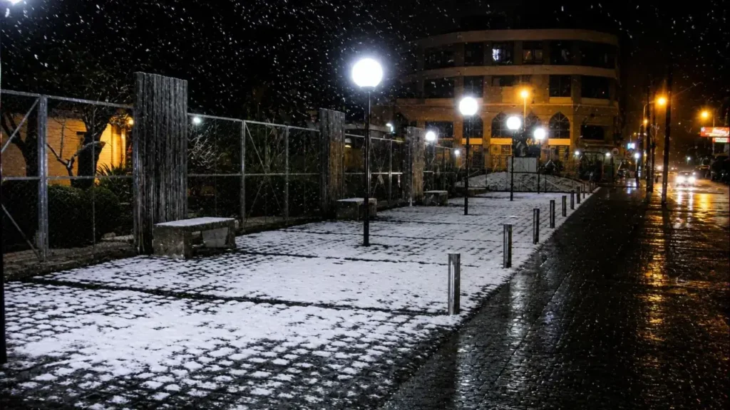 La Plaza de la Artes de noche. El frío hizo retroceder a todos.