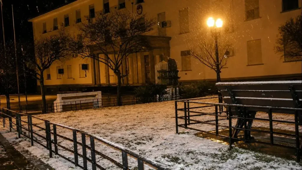 Hubo mil maneras de registrar el Palacio Municipal bajo la nieve, y no llegamos a tantas, pero sí la tomamos de varios ángulos