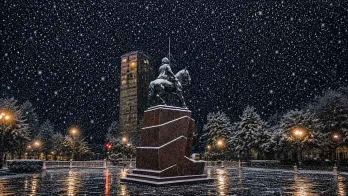 La foto que emociona: el General San Martín, sobre su monumento como sobre la cordillera, con nieve de frente y sobre su ropa, como si la estuviera cruzando frente a mis ojos aquel 9 de julio de 2007
