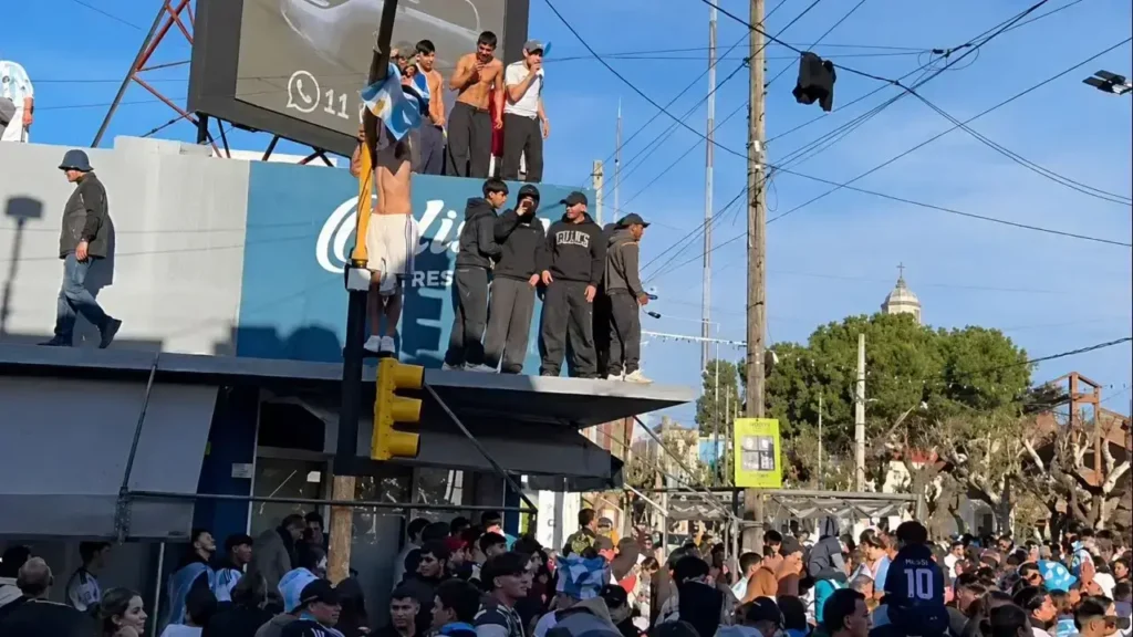Los festejos de los vecinos en las calles por el triunfo de la Selección Argentina en las calles céntricas y en la Plaza San Martín 