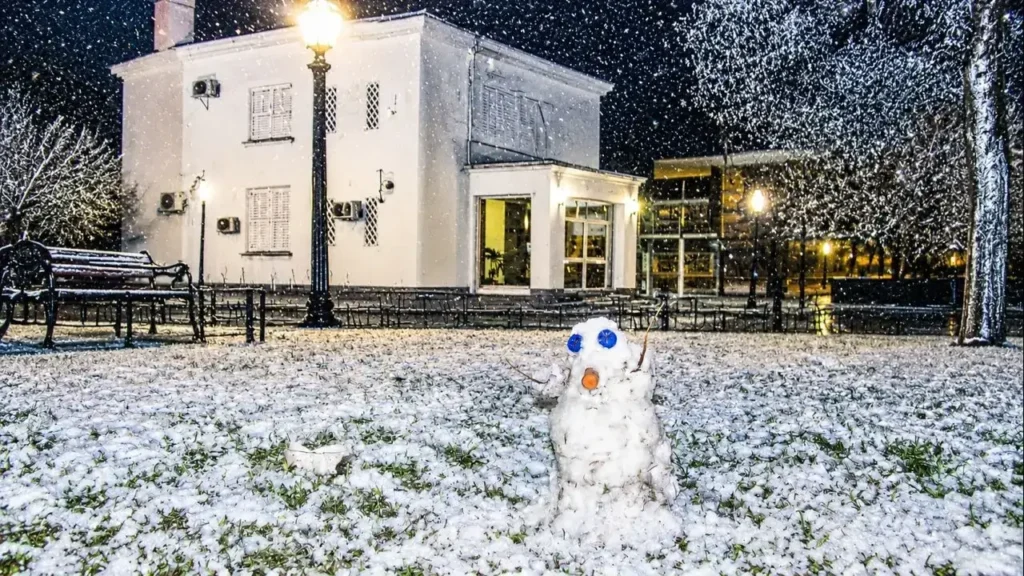Al Concejo Deliberante le dejaron un regalo, el famoso muñeco de nieve que no pertenece a nuestra tradición pero sabemos hacerlo