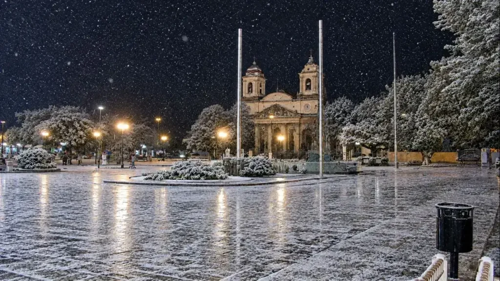 Y la Catedral de nuevo, de noche, con nieve. Inmaculada.