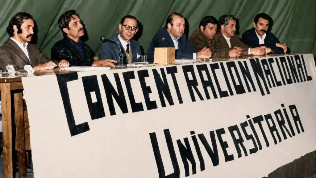 Eran tiempos en que desde la Universidad de La Plata, estudiantes, vinculados a para militares y para policiales, salían a reprimir, secuestrar, torturar y matar a estudianes de izquierda vinculados a la Tendencia Revolucionaria