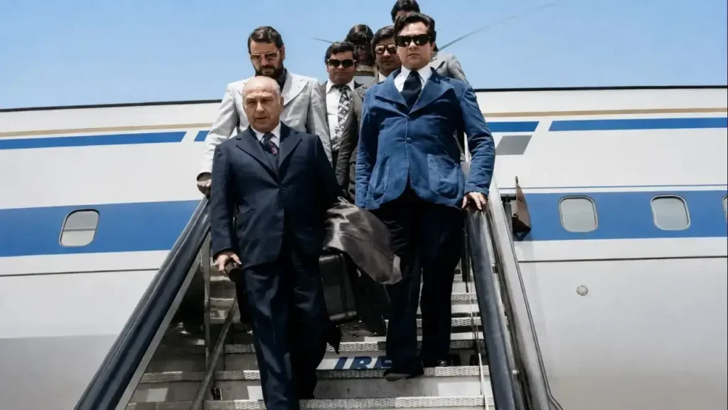 López Rega y el entonces policía Rodolfo Eduardo Almirón Sena bajan de un avión de Aerolíneas Argentinas. Ambos crearon la organización paramilitar más grande en democracia.