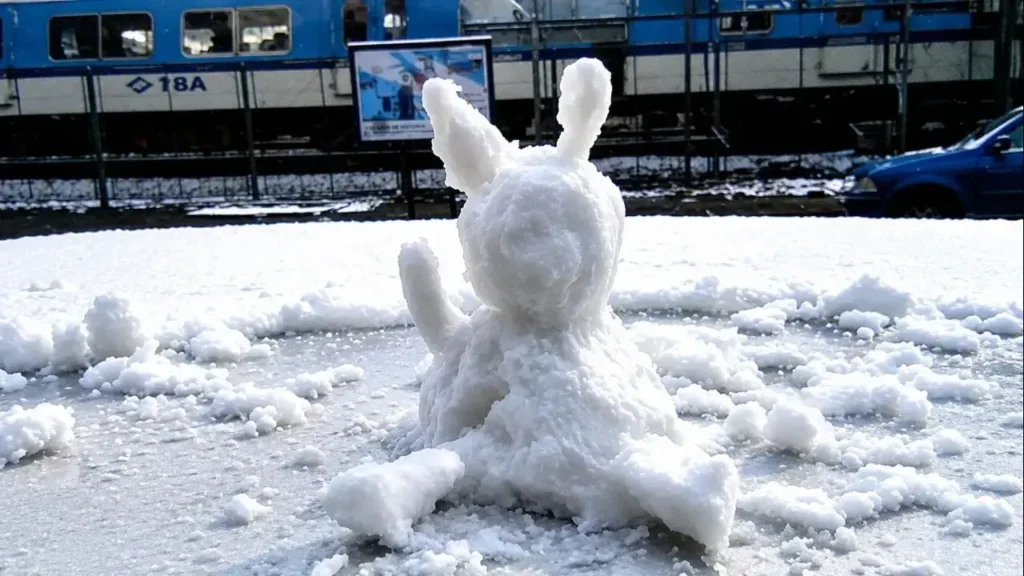 Como en tantos lados, la gente jugó y armó muñecos de nieve