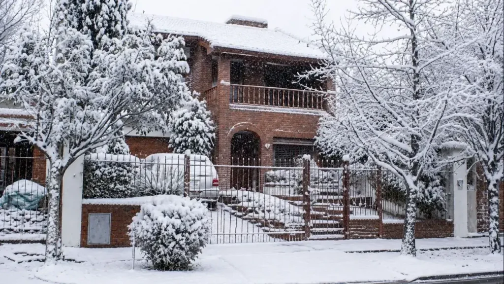 En algunas parte de la ciudad, el viento hizo su trabajo y desplazó más nieve que en otros lugares