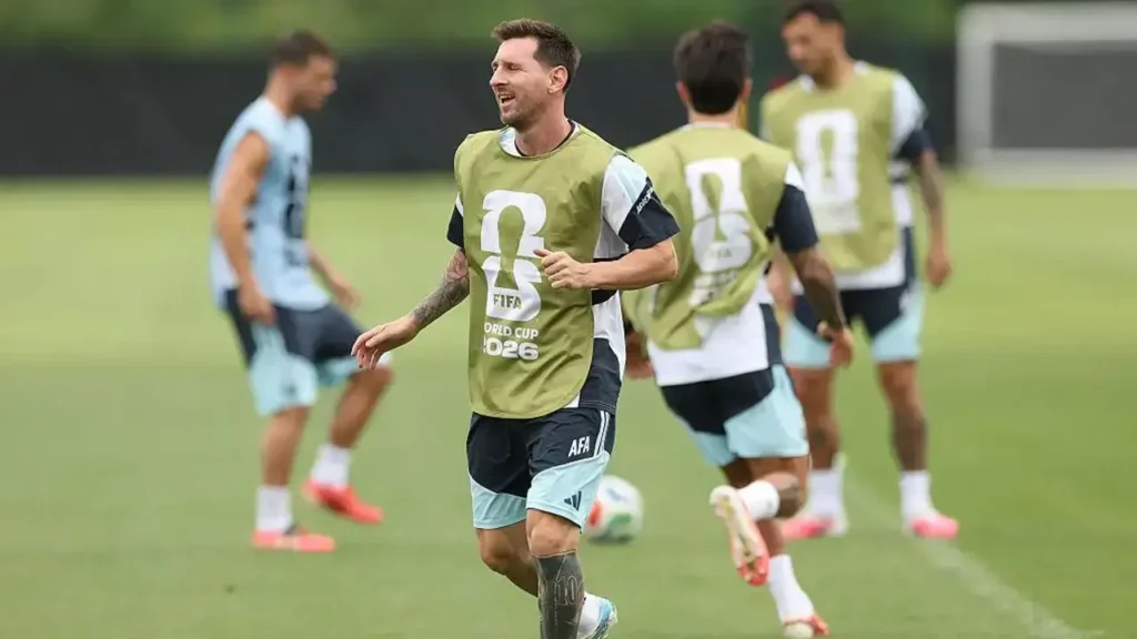 Lionel Messi sonríe durante el entrenamiento previo al enfrentamiento contra España