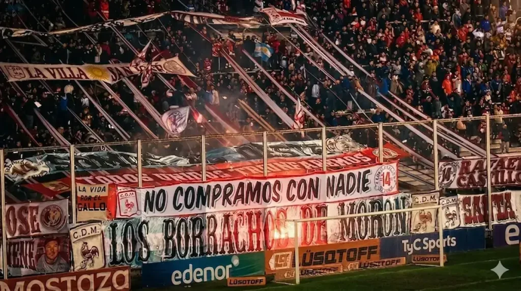 La hinchada de Deportivo Morón arde por ver al Gallo ganar y trepar a la punta. Pero Ferro sigue firme, los directivos van a elecciones, y apuestan que los resultdos salven la gestión.