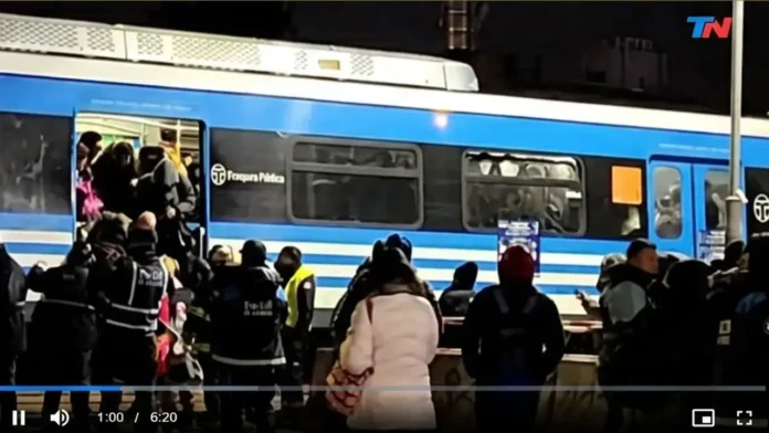 La gente, en horas de la madrugada, deja la formación del Tren Sarmiento al enterarse que embestió una mujer.