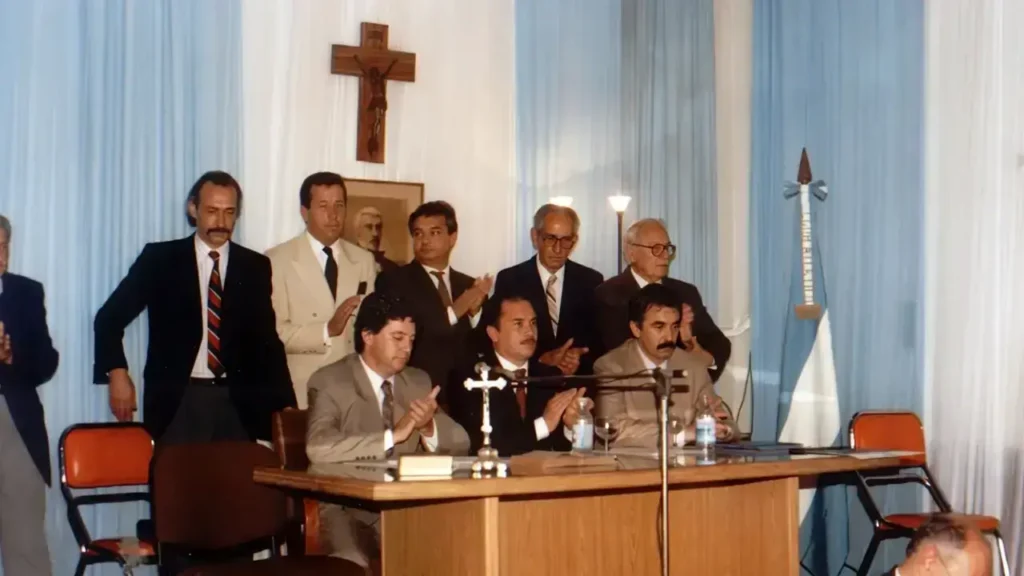 Abril de 2000. Apertura de Sesiones Ordinarias del Concejo Deliberante de Ituzaingó. Las protagoniza Alberto Descalzo. A su izquierda Horacio González. A su derecha Juan Carlos Roumieux. Detrás Rodolfo Rodil, Carlos Alvarez y Horacio Román.