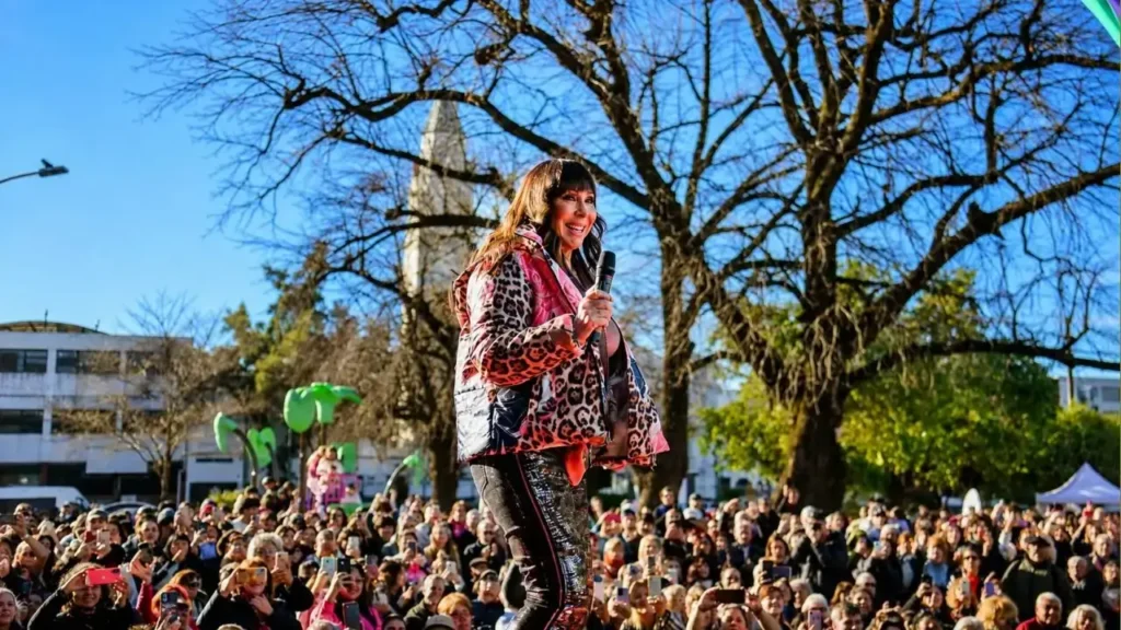 Se lució entre la gente y en su barrio la diva Moria Casan que vive en Parque Leloir