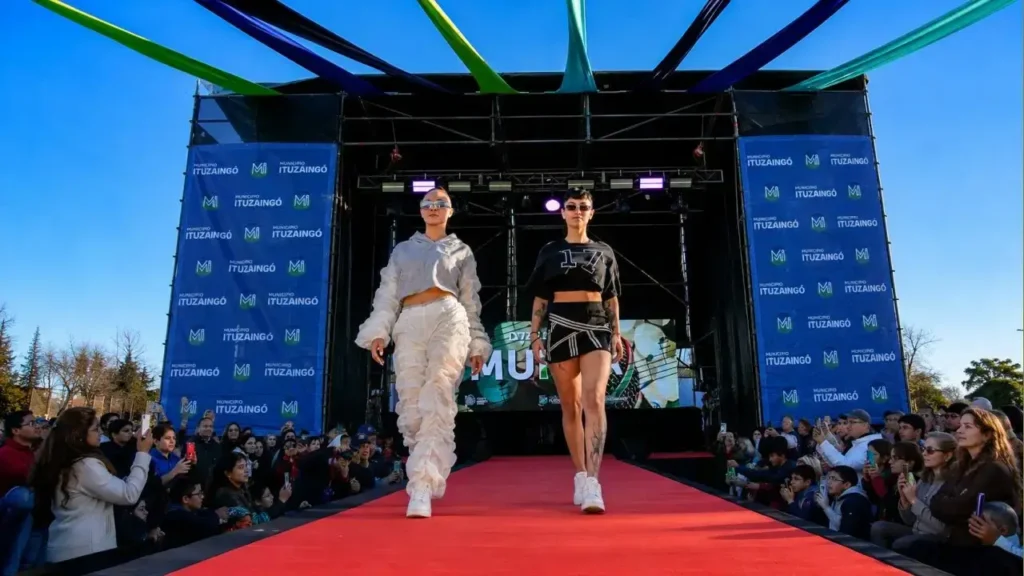 En la edición 2025, hubo moda freak diseñada, confeccionada y exhibida por jóvenes y para jóvenes
