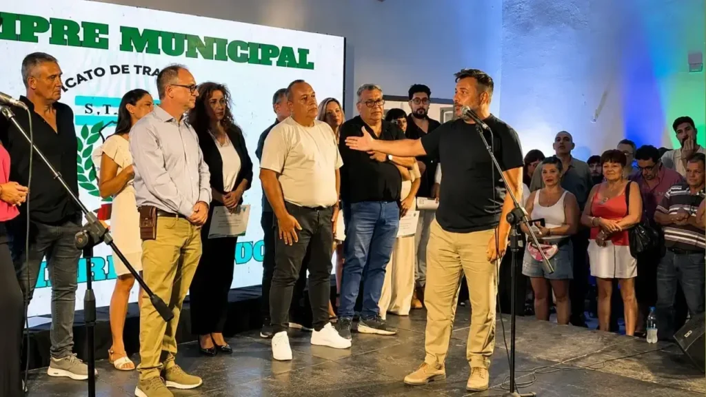 Hernán Doval lo presenta a Gustavo Sanz el día de su asunción al frente del Sindicato de Trabajadores de Morón