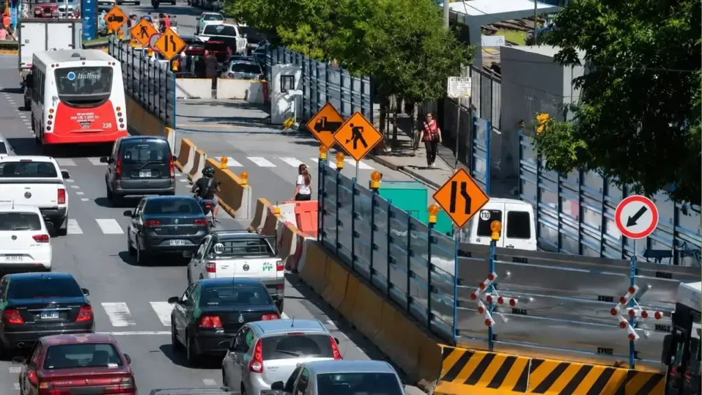En Ramos Mejía el túnel sobresale sobre la Avenida Rivadavia desde hace siete años y así quedará. Hasta cuándo?