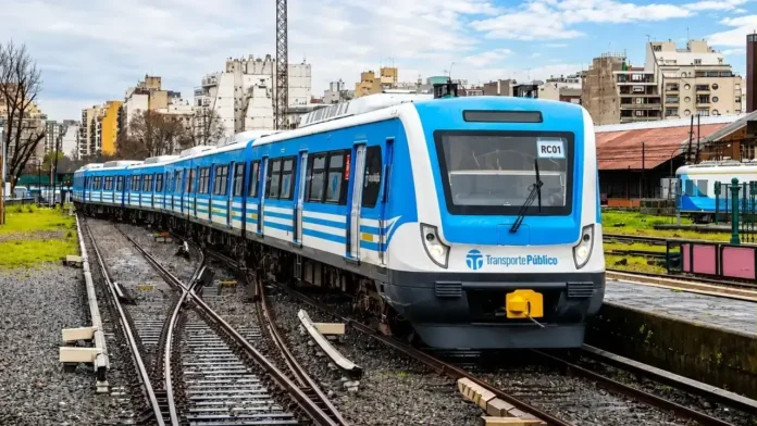El Tren Sarmiento es la piedra en el zapato de cualquier gestión. Se paga mucho, se viaja mal, no es seguro, no es cómodo y nadie quiere invertir lo suficiente para revertir la crisis que atraviesas desde hace seis décadas.