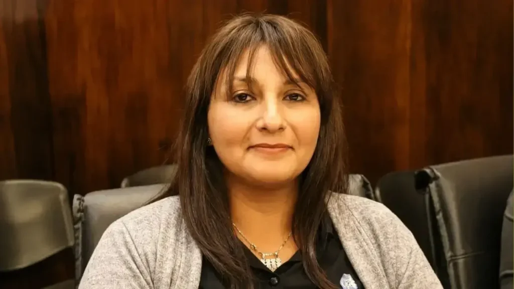 Alejandra Liquitay actualmente es concejal. Vinculada a Diego Llaneza. Y Diego Llaneza a Santiago Caputo. No aspiro, entendemos, a ser candidata a Intendente, pero no quiere quedarse fuera de la mesa de negociaciones.