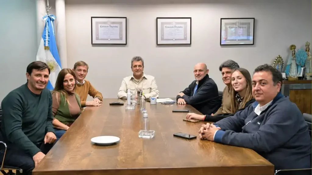Sergio Massa en sus oficinas de la Avenida Libertador en una foto que claramente le fue enviada a Infobae.