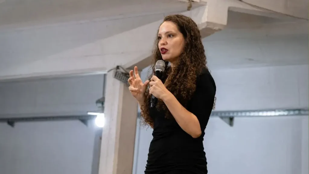Mayra Arena parece que tiene un halo dentro del axelismo y custodia a sus dirigenetes.