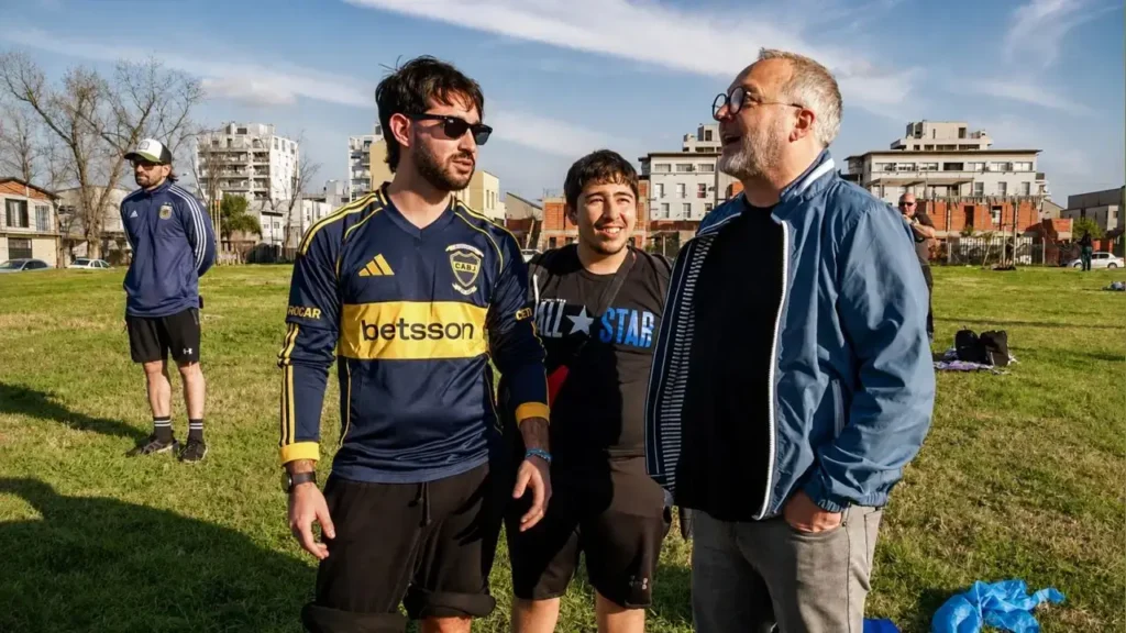 Martín Sabbatella en el potrero, donde más le gusta estar. Con los pibes, con los jóvenes, con los adultos, con el que sea, El caso es persudirlos de que Morón necesita otra gestión.