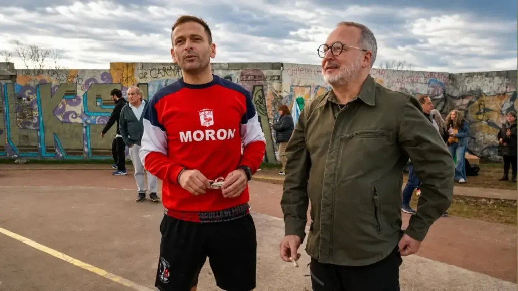 Martín Sabbatella junto al ídolo del Deportivo Morón, Damián Akerman. Sale a la calle a recordarle a todos quién fue, qué hizo y que va a poder hacer.