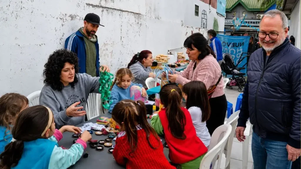 Martín Sabbatella de camapaña en un merendero de la periferia de Morón.