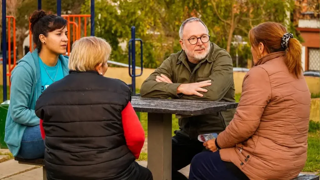 En la Plaza, quién este sentado, puede que ocurra que se siente Martín Sabbatella y se ponga a conversar. Le juega a favor estar instalado. La gente sabe quién es y qué hizo.